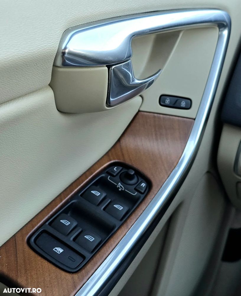 Volvo XC 60 D4 AWD Geartronic Kinetic - 23