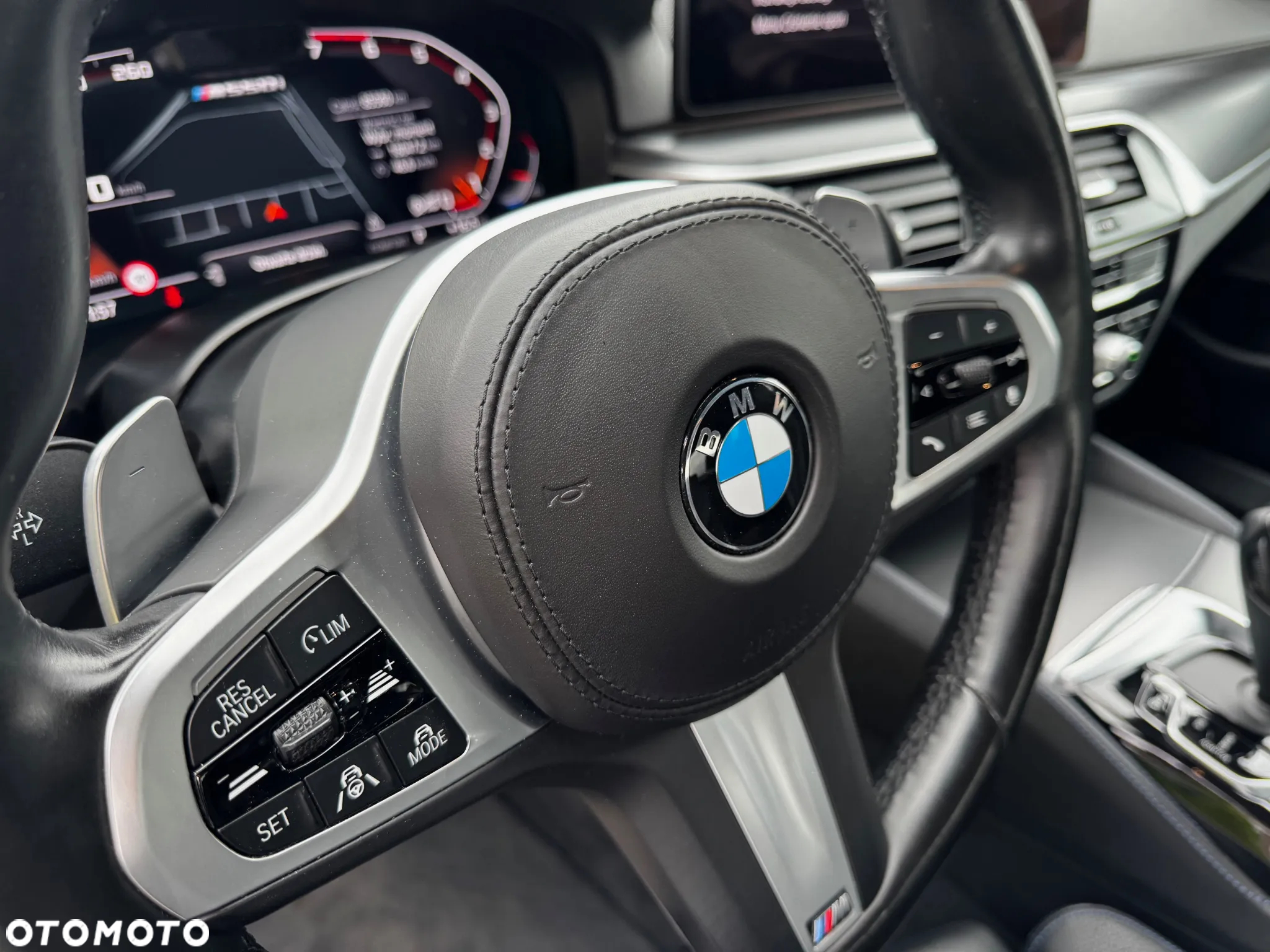 BMW Seria 5 M550i xDrive sport - 28