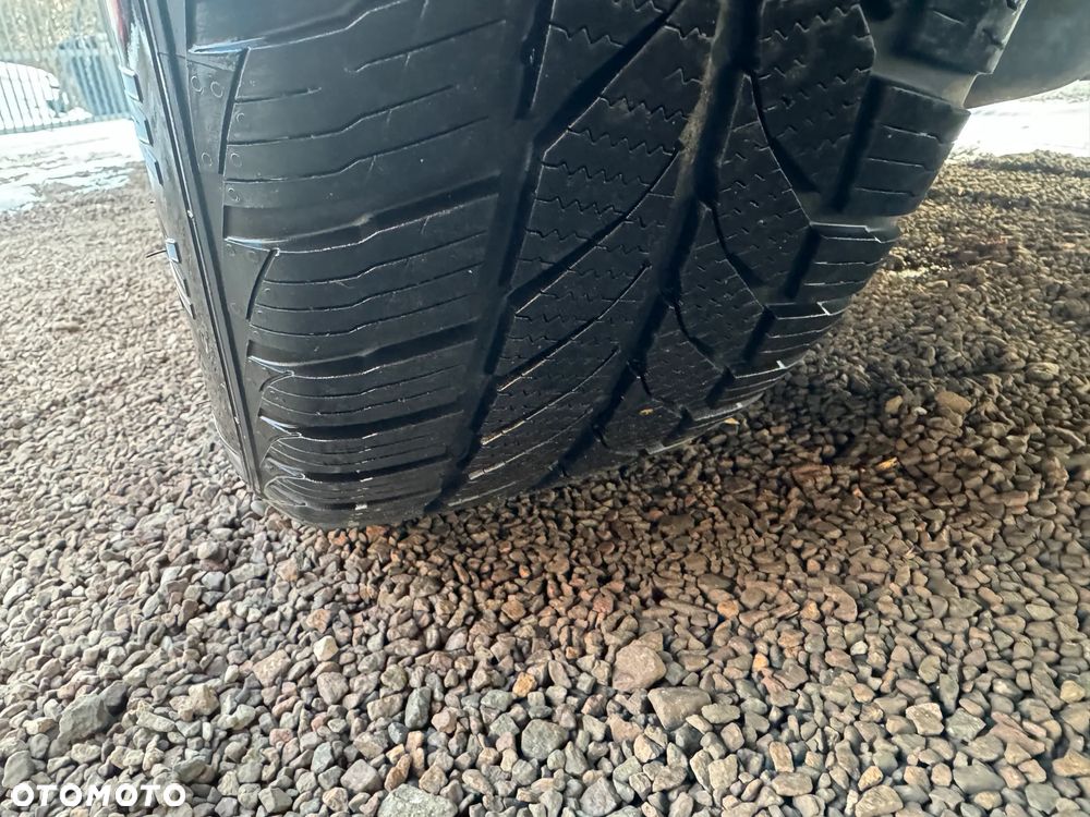 Toyota Avensis 1.6 Comfort - 37