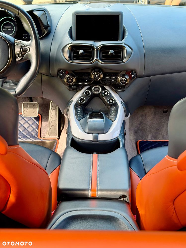 Aston Martin Vantage - 21