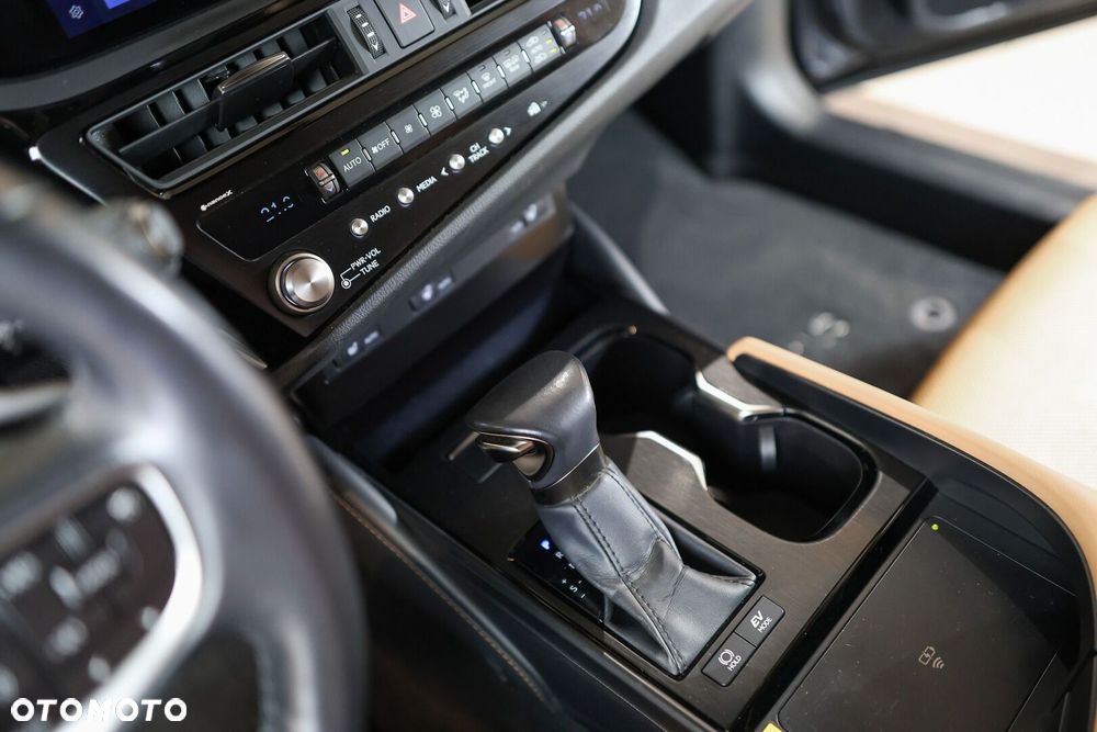 Lexus ES 300h Business Edition - 23