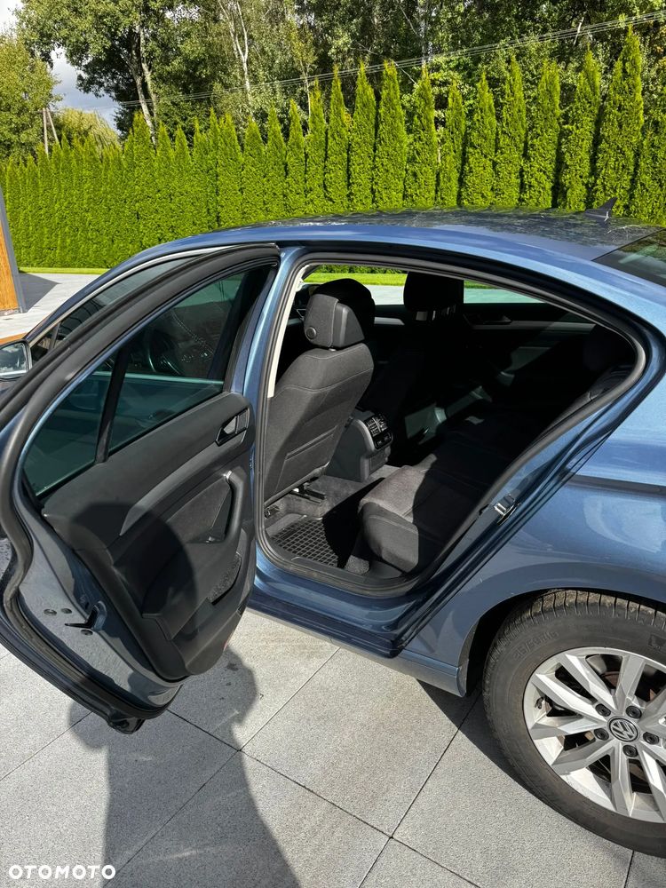 Volkswagen Passat - 11