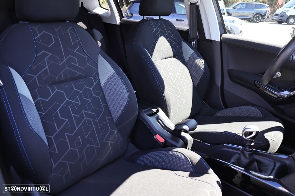 Peugeot 2008 1.2 PureTech Signature - 12