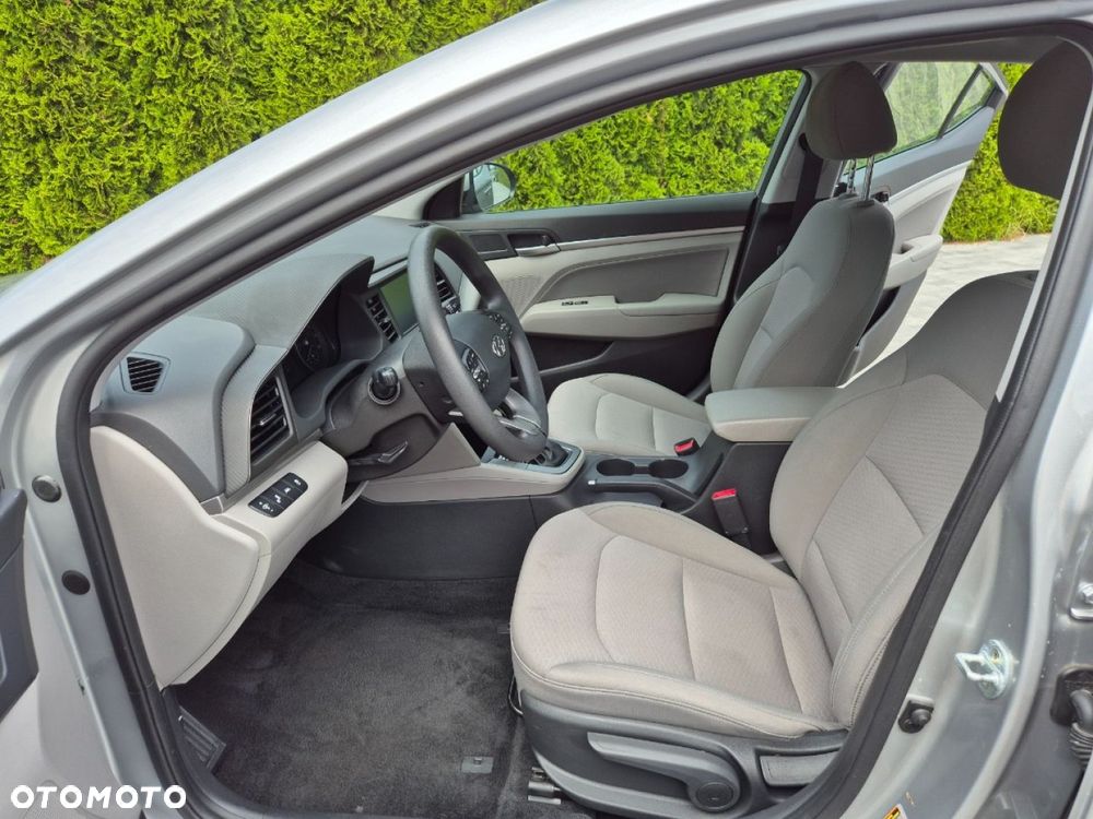 Hyundai Elantra - 12