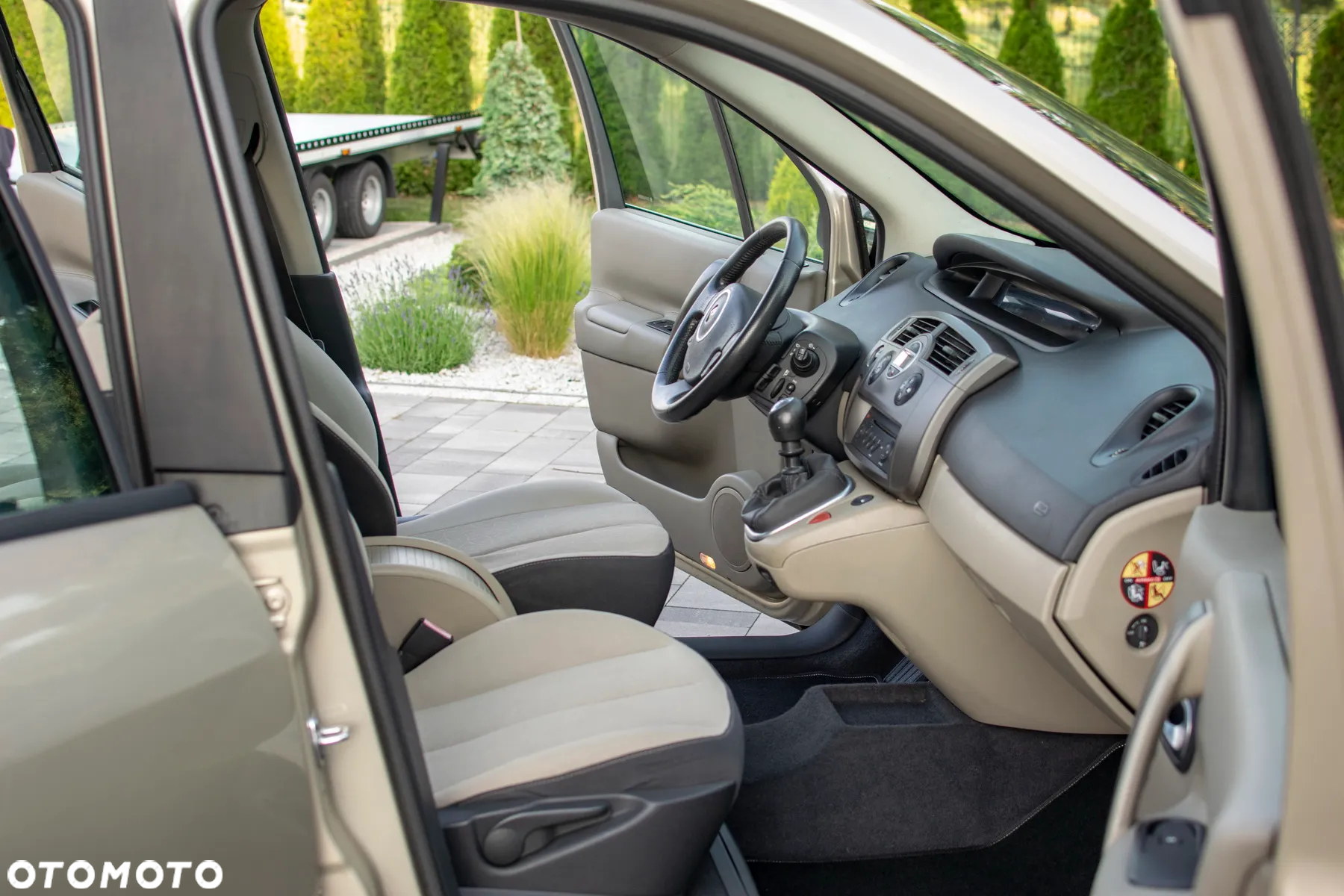 Renault Grand Scenic - 36