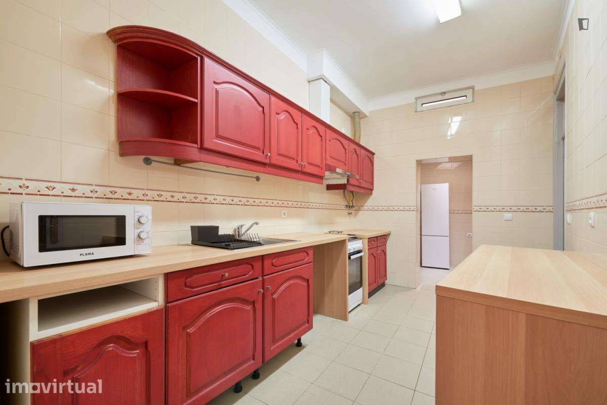 Quarto - localizado em Penha Lisbon - Grande imagem: 2/39