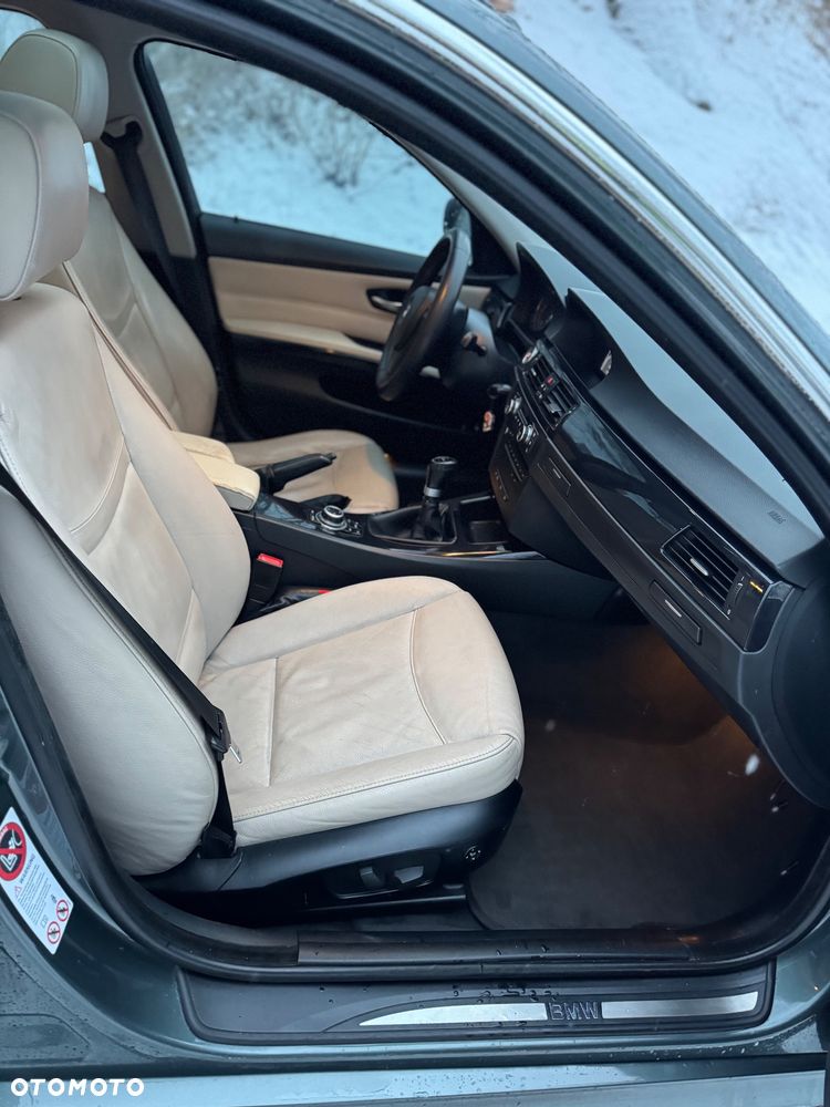 BMW Seria 3 330d xDrive - 27
