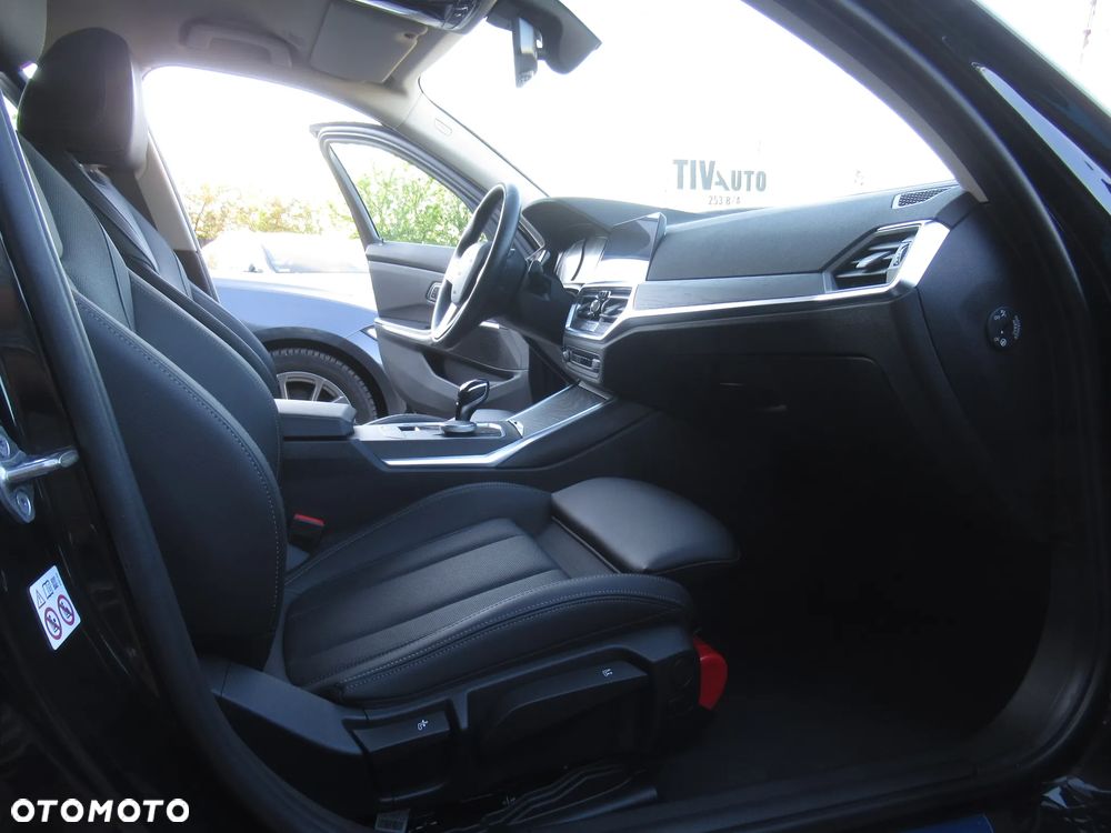 BMW Seria 3 320i Luxury Line - 9