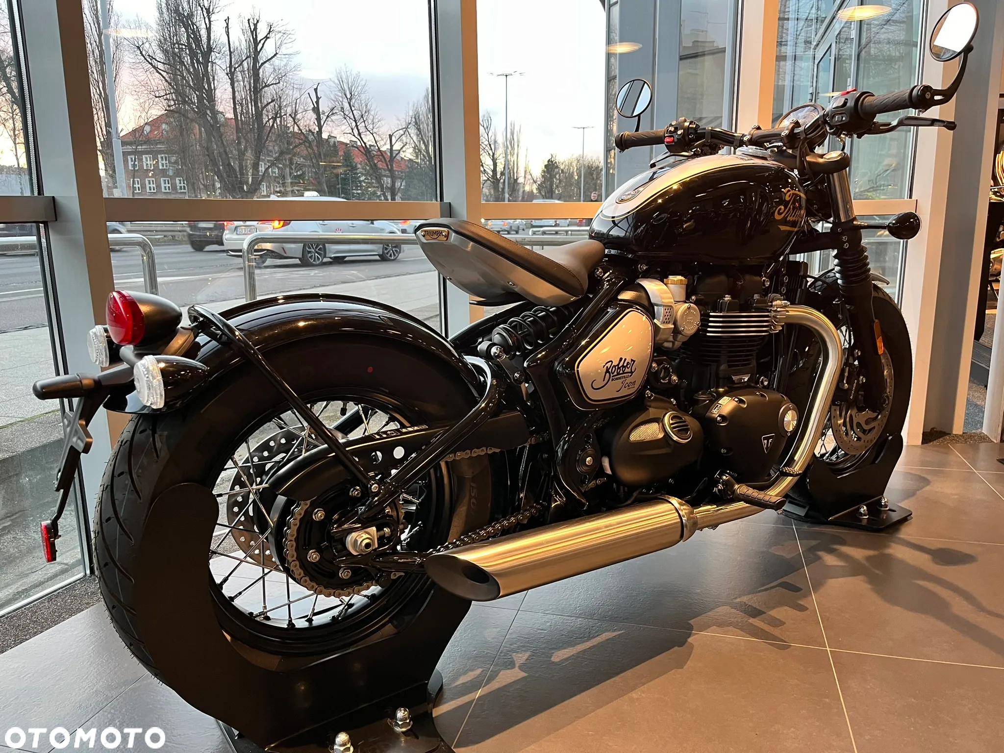 Triumph Bonneville Bobber - 4