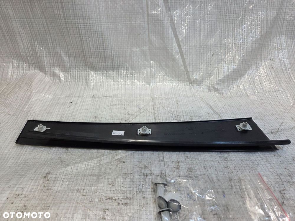 FORD FOCUS MK2 PRAWA TYŁ  LISTWA OSŁONA SŁUPKA DRZWI SZYBY 4M51A254A40-AF - 4