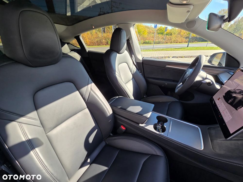 Tesla Model Y - 14