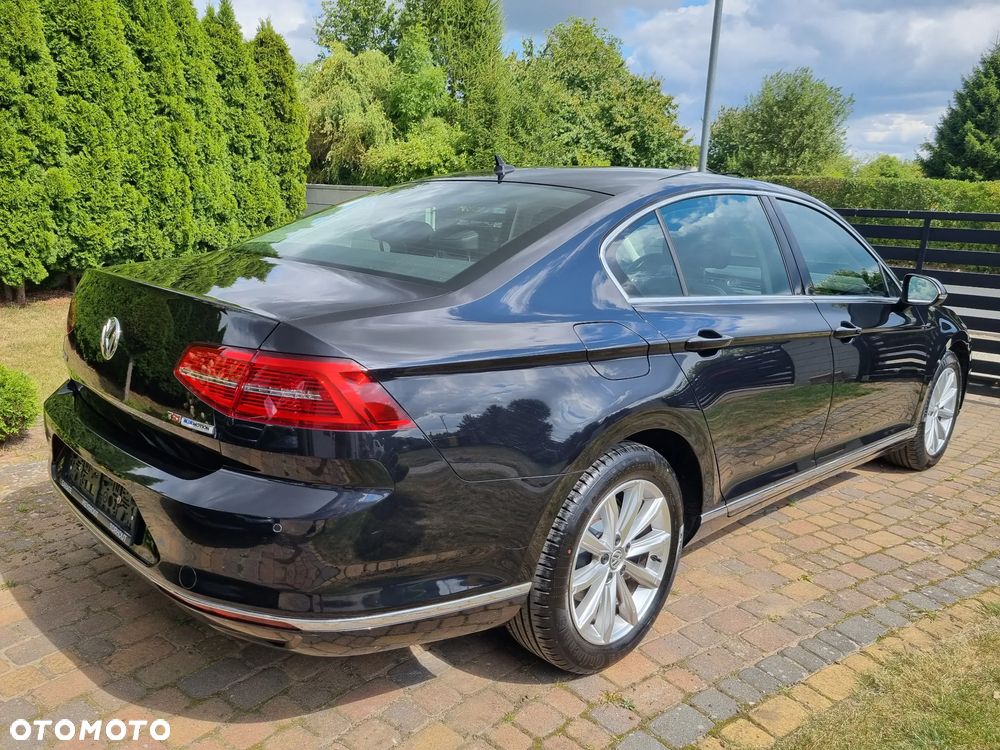 Volkswagen Passat - 1