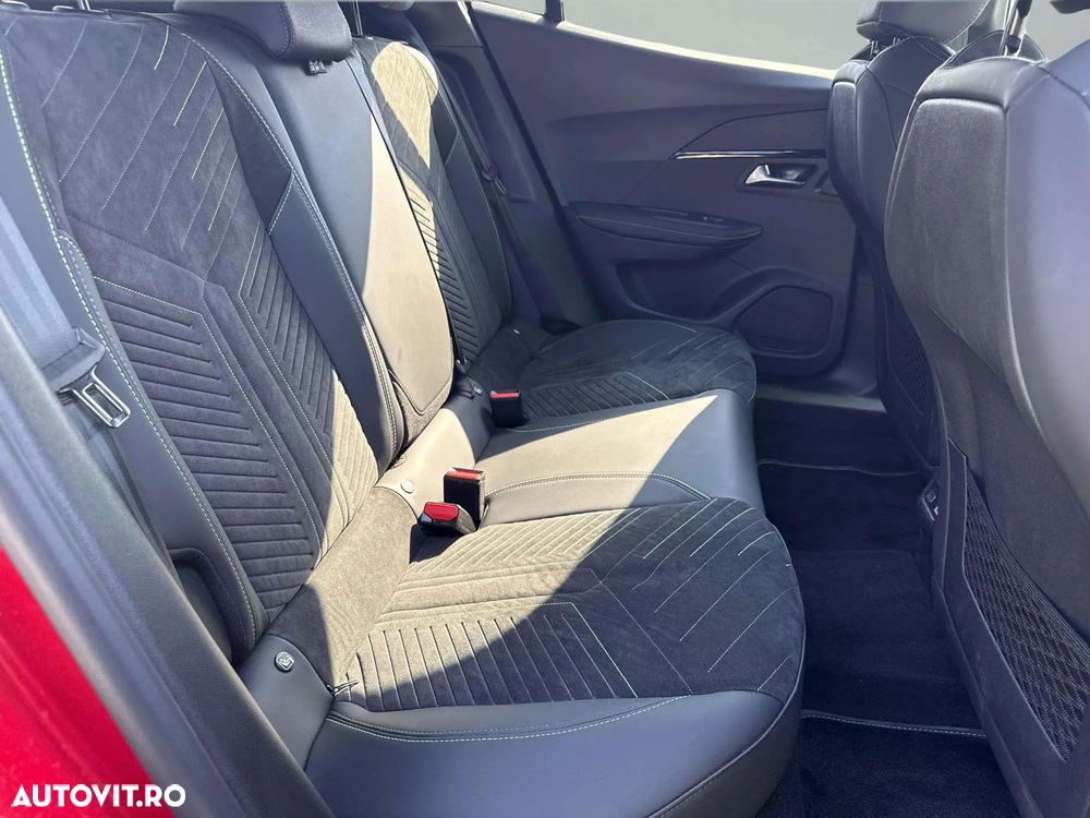 Peugeot 2008 1.2L e-DCS6 MHEV GT - 11