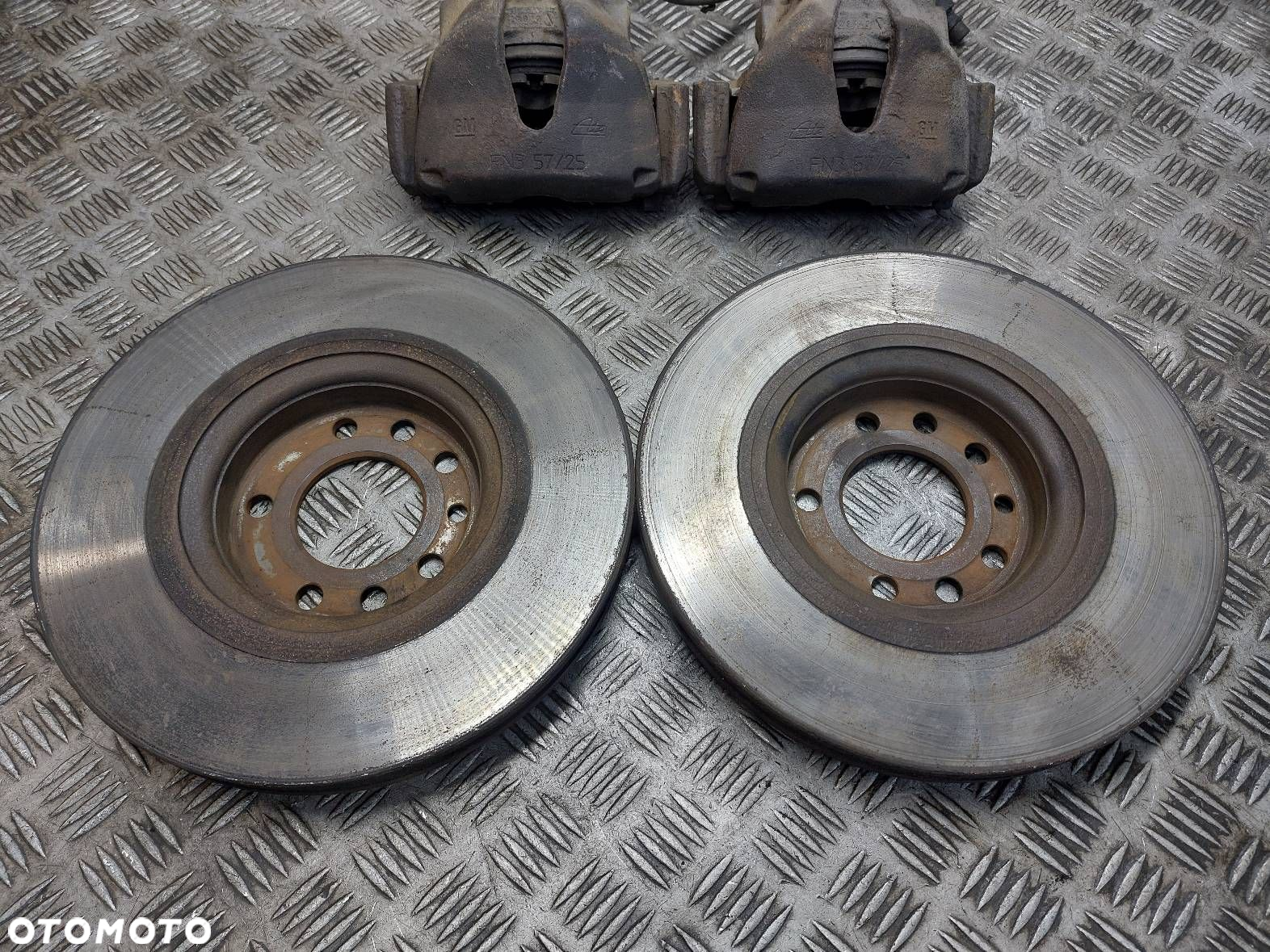 TARCZE HAMULCOWE PRZÓD + KLOCKI + ZACISKI OPEL ASTRA H 1.9 CDTI - 2
