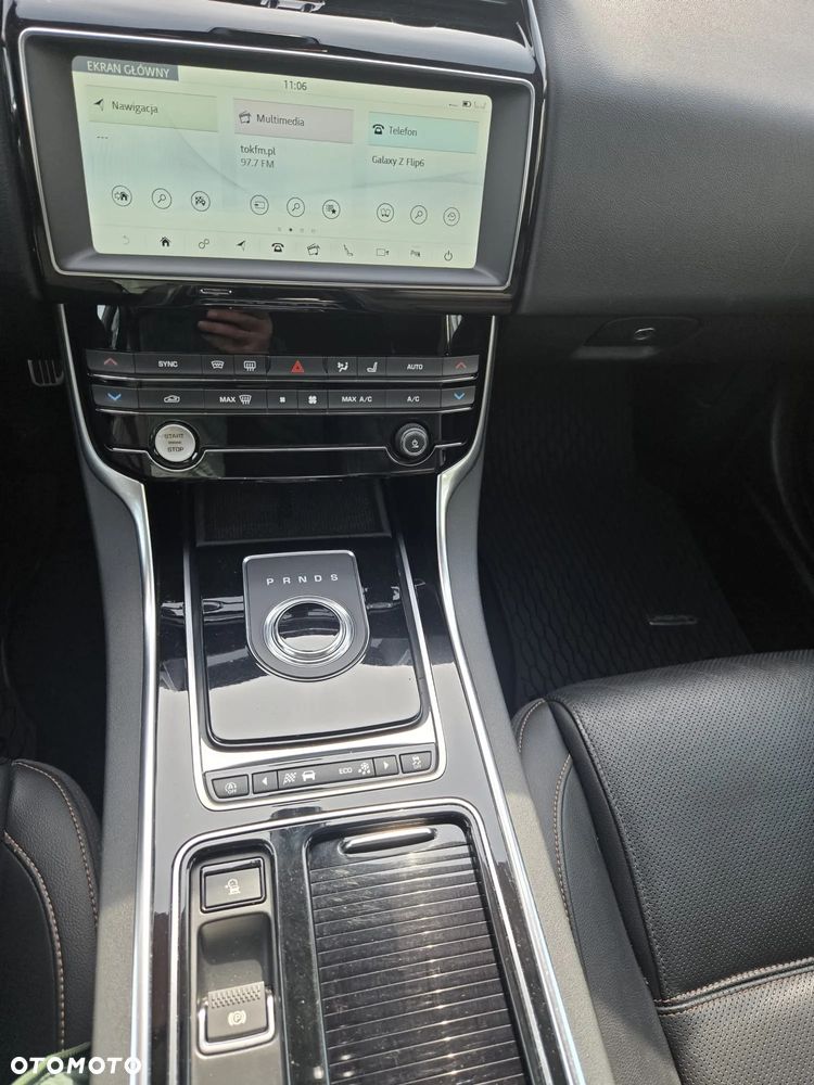 Jaguar XE P250 R-Dynamic Black - 16