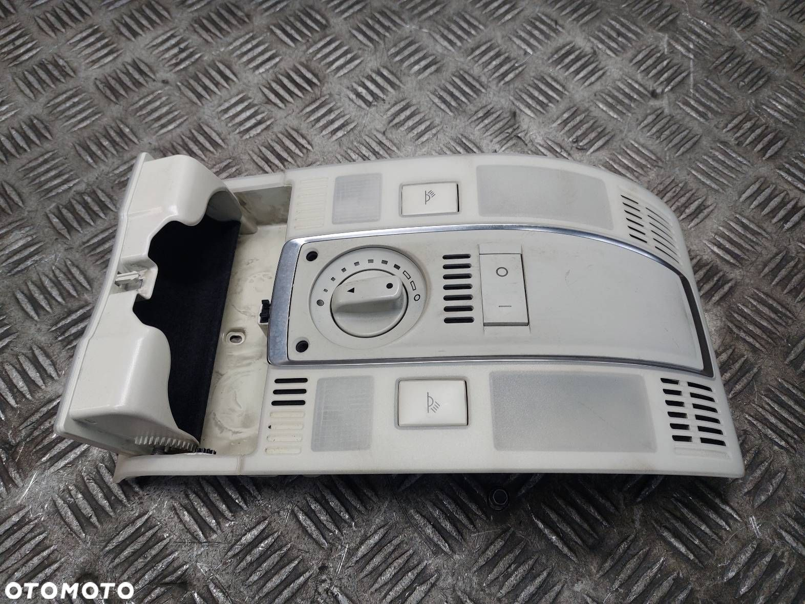 LAMPKA PODSUFITKI PRZEŁĄCZNIK SZYBERDACHU AUDI A6 C6 4F0947135BD - 2