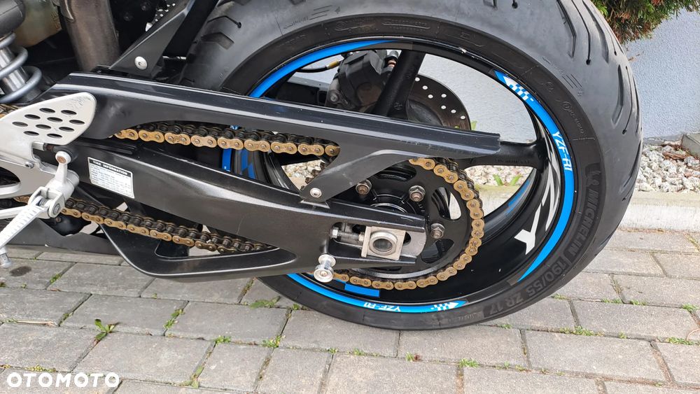 Yamaha R1 - 30