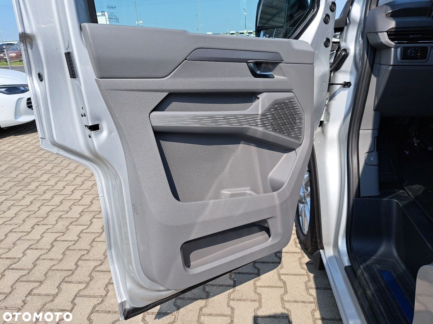 Volkswagen Caravelle - 10