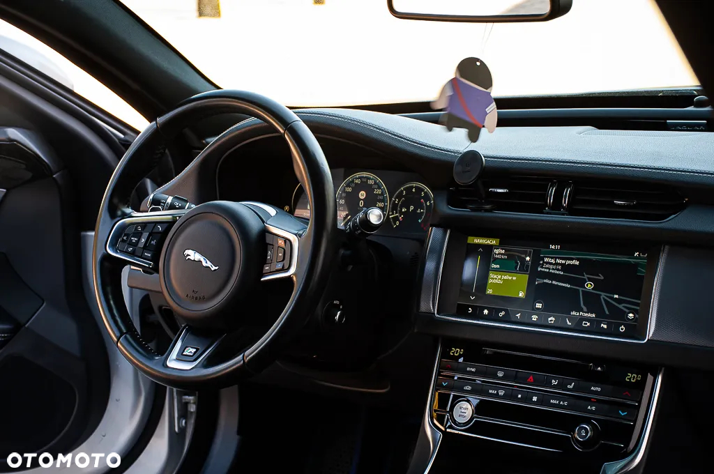 Jaguar XF 2.0 T R-Sport - 16