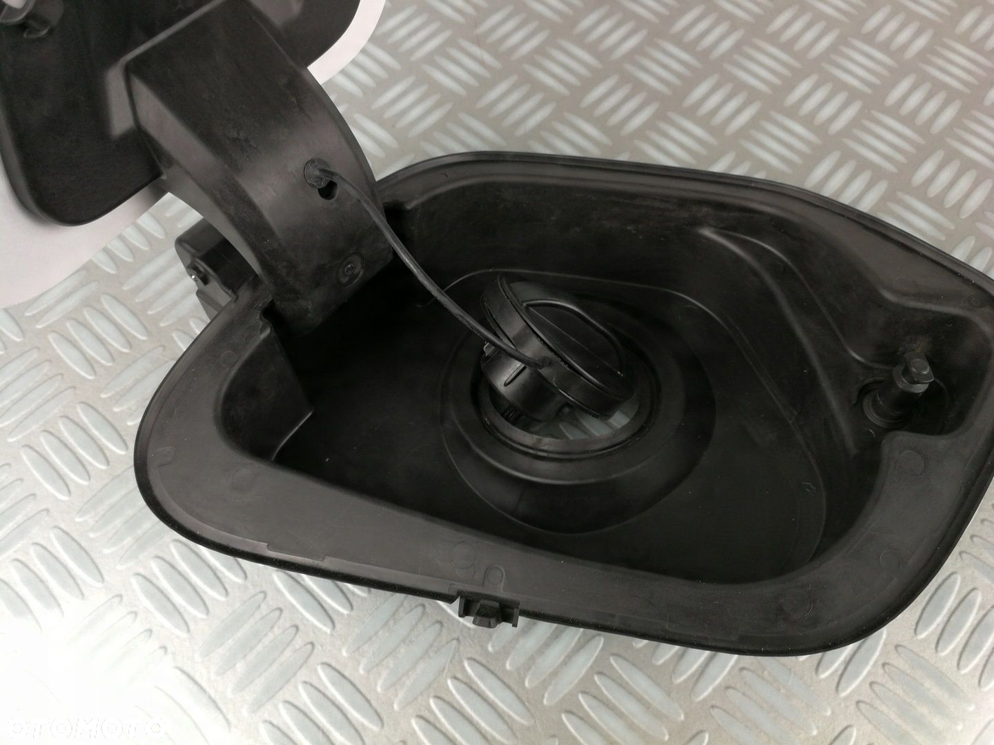 39167574 EWP klapka wlewu paliwa pokrywka korek OPEL CORSA F VI 6 2019- - 6