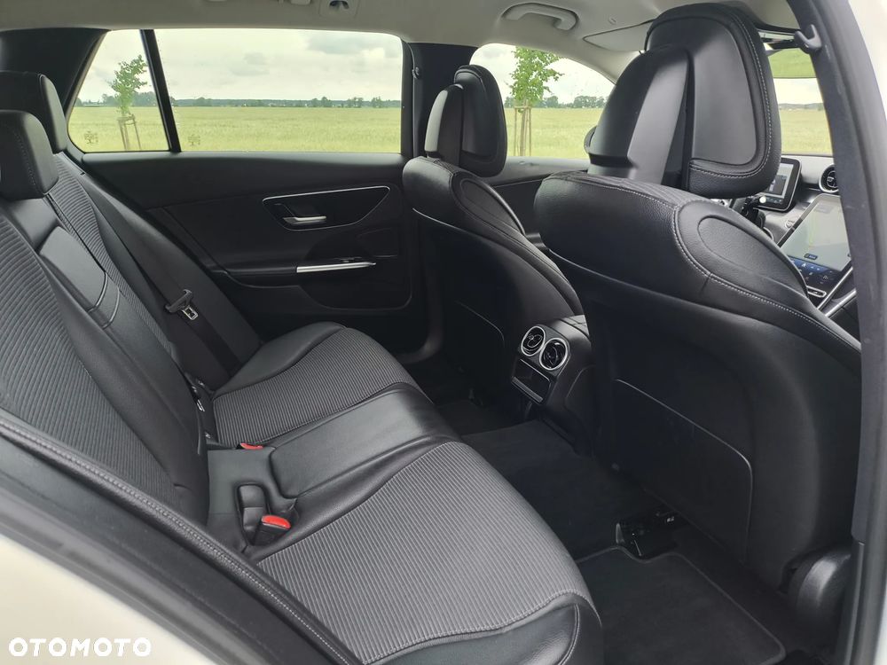 Mercedes-Benz Klasa C 200 4Matic 9G-TRONIC AMG Line - 25