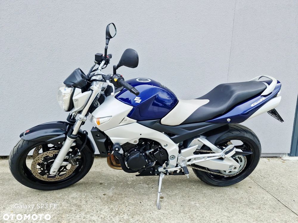 Suzuki GSR - 28