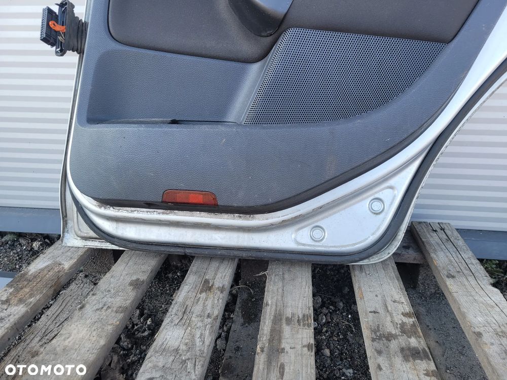 VW Golf V kombi 08r Drzwi prawy tyl  lewy przod LA7W - 6