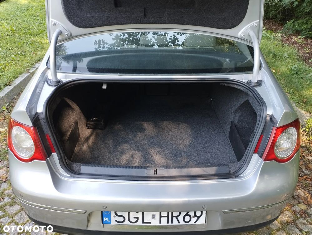 Volkswagen Passat 2.0 TDI DSG Highline - 23