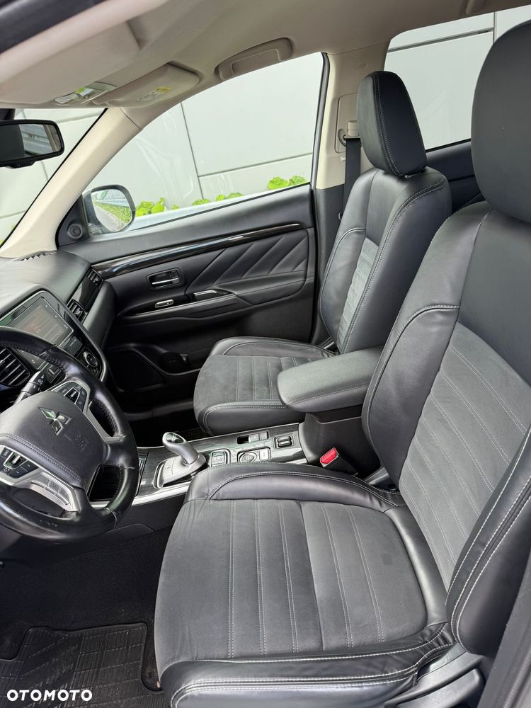 Mitsubishi Outlander 2.0 4WD Plug-In Hybrid Plus - 15