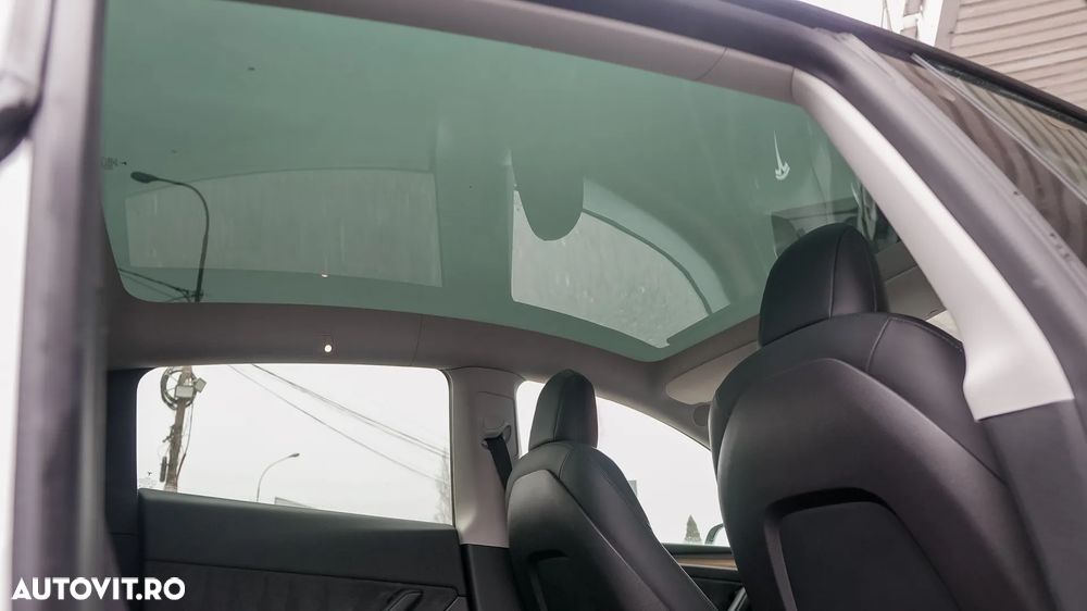 Tesla Model Y Long Range Dual Motor AWD - 29