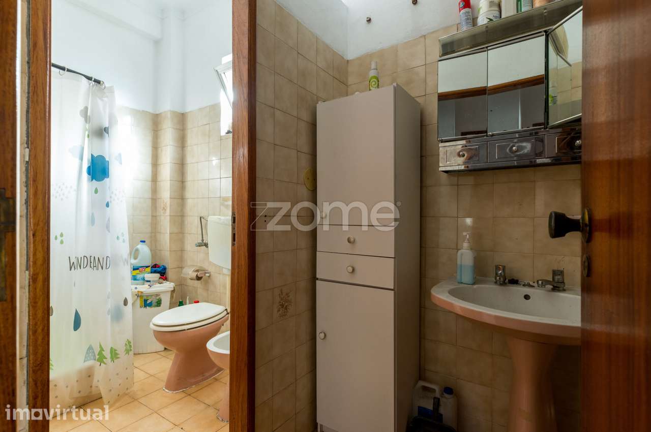 Moradia T6 P/investimento - possibilita converter em 3 apartamentos - Grande imagem: 2/31