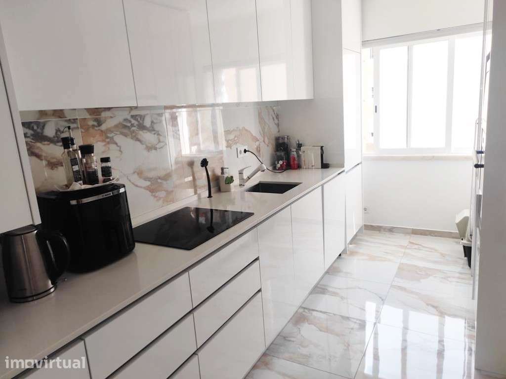 T2 totalmente remodelado no centro do Casal São Brás - Grande imagem: 4/24