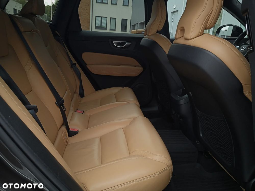 Volvo XC 60 B4 D AWD Plus Dark - 20