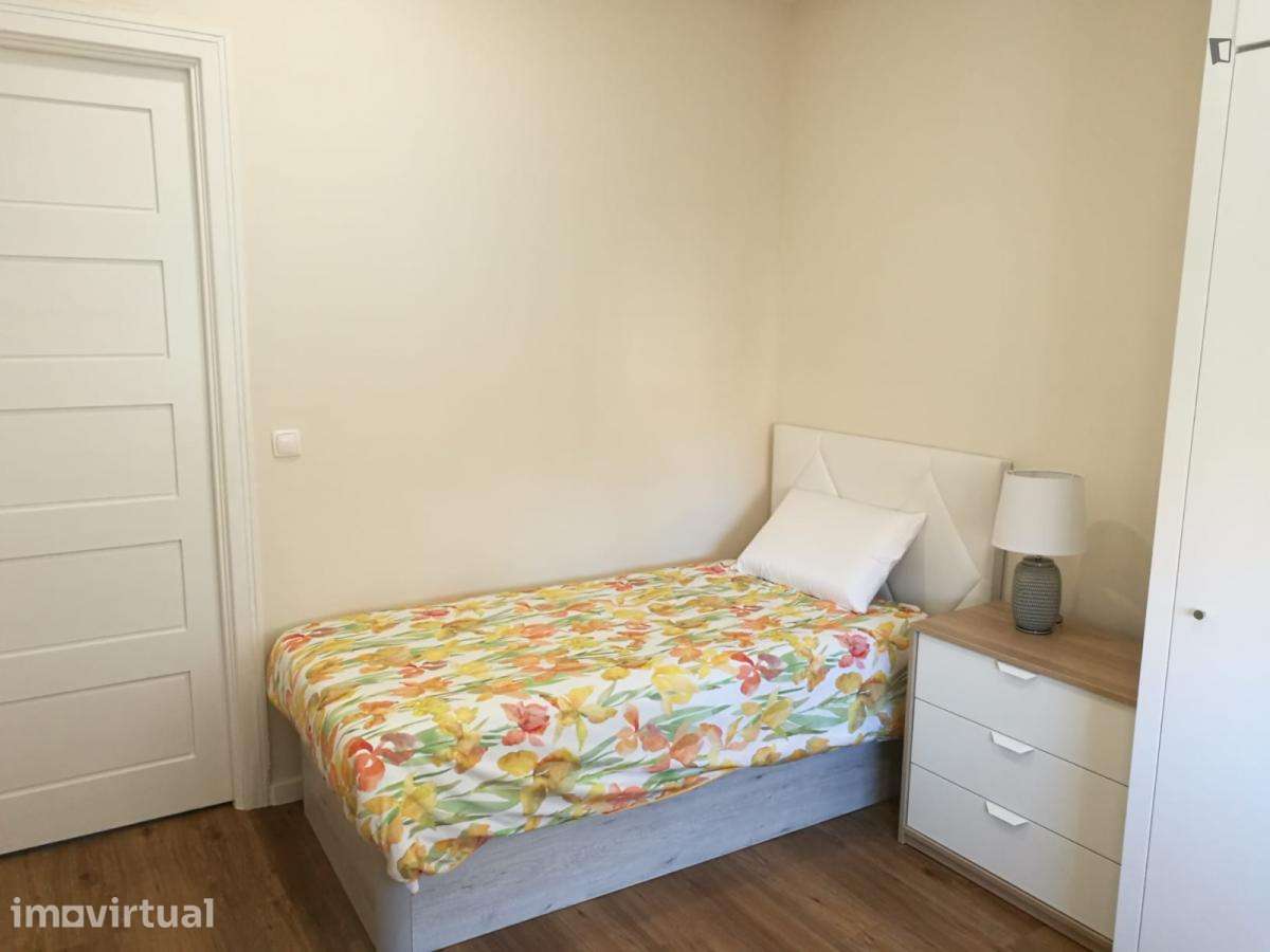 Quarto - localizado em Paranhos Porto - Grande imagem: 4/15