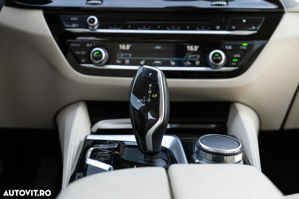 BMW Seria 5 540i xDrive AT - 35