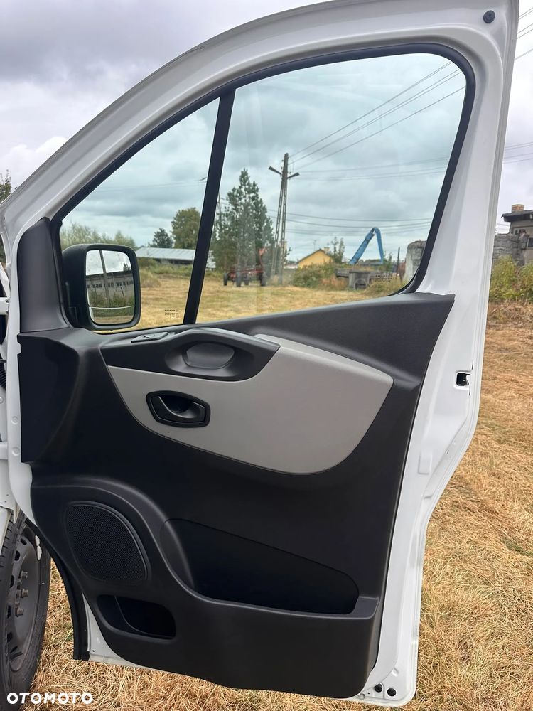 Renault Trafic L1H1 1.6 diesel 145kM, manual, 2016 rok WEBASTO, BAGAŻNIK DACHOWY THULE, KAMERA COFANIA, HAK, CZUJNIKI PARKOWANIA, DRZWI PRZESUWNE Z OBU STRON! - 26