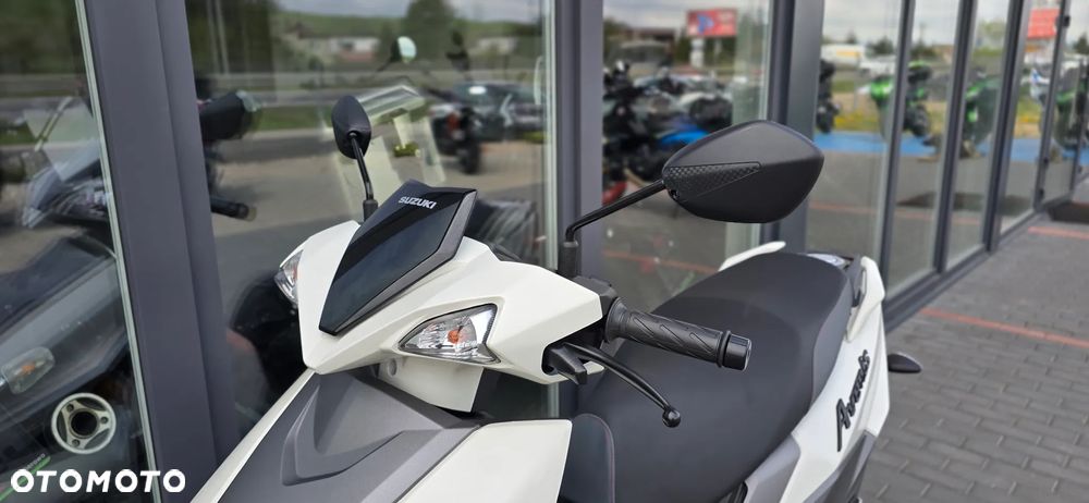 Suzuki Avenis - 29