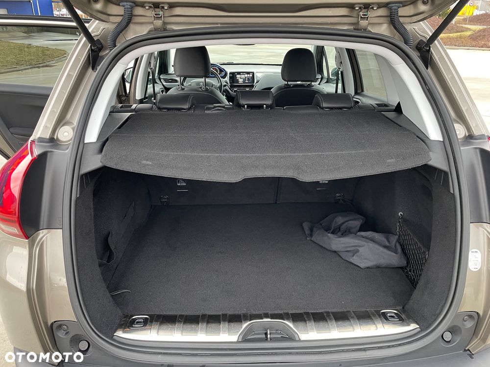 Peugeot 2008 1.2 Pure Tech Allure S&S - 16