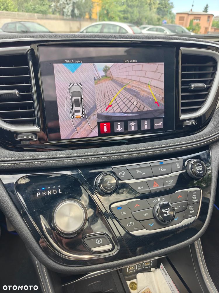 Chrysler Pacifica - 10