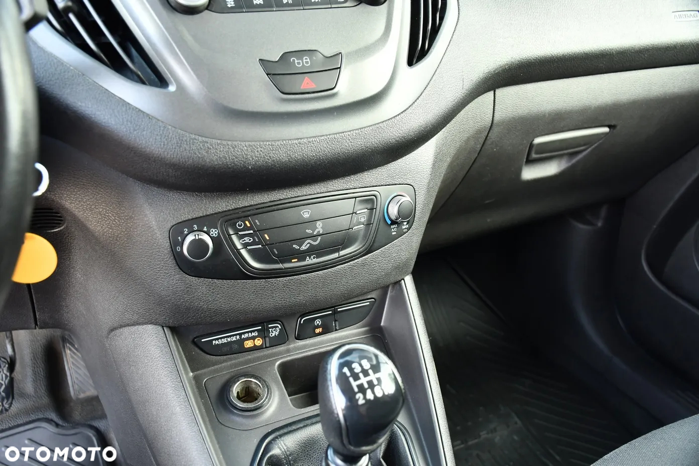 Ford Transit Courier - 38