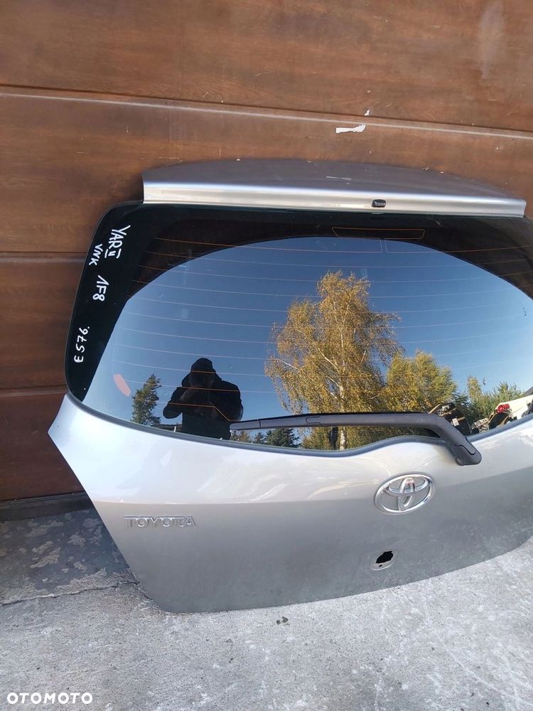 Toyota Yaris II 2006 - 2011 rok Klapa bagażnika tył szyba FRANCUZ 1F8 - 2