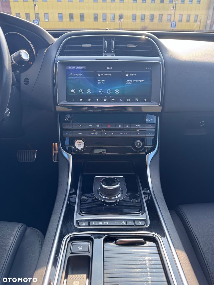 Jaguar XE 25t Prestige - 11