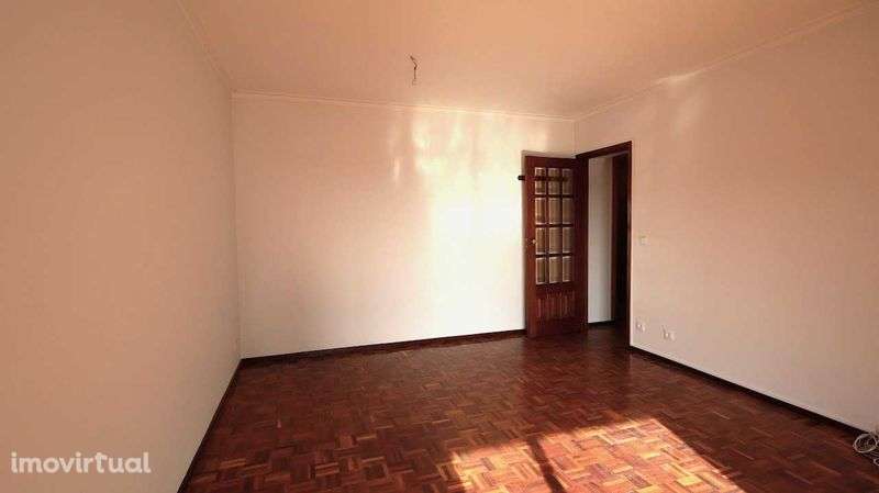 Apartamento T1+1 para Arrendamento na Avenida da República - Grande imagem: 2/10