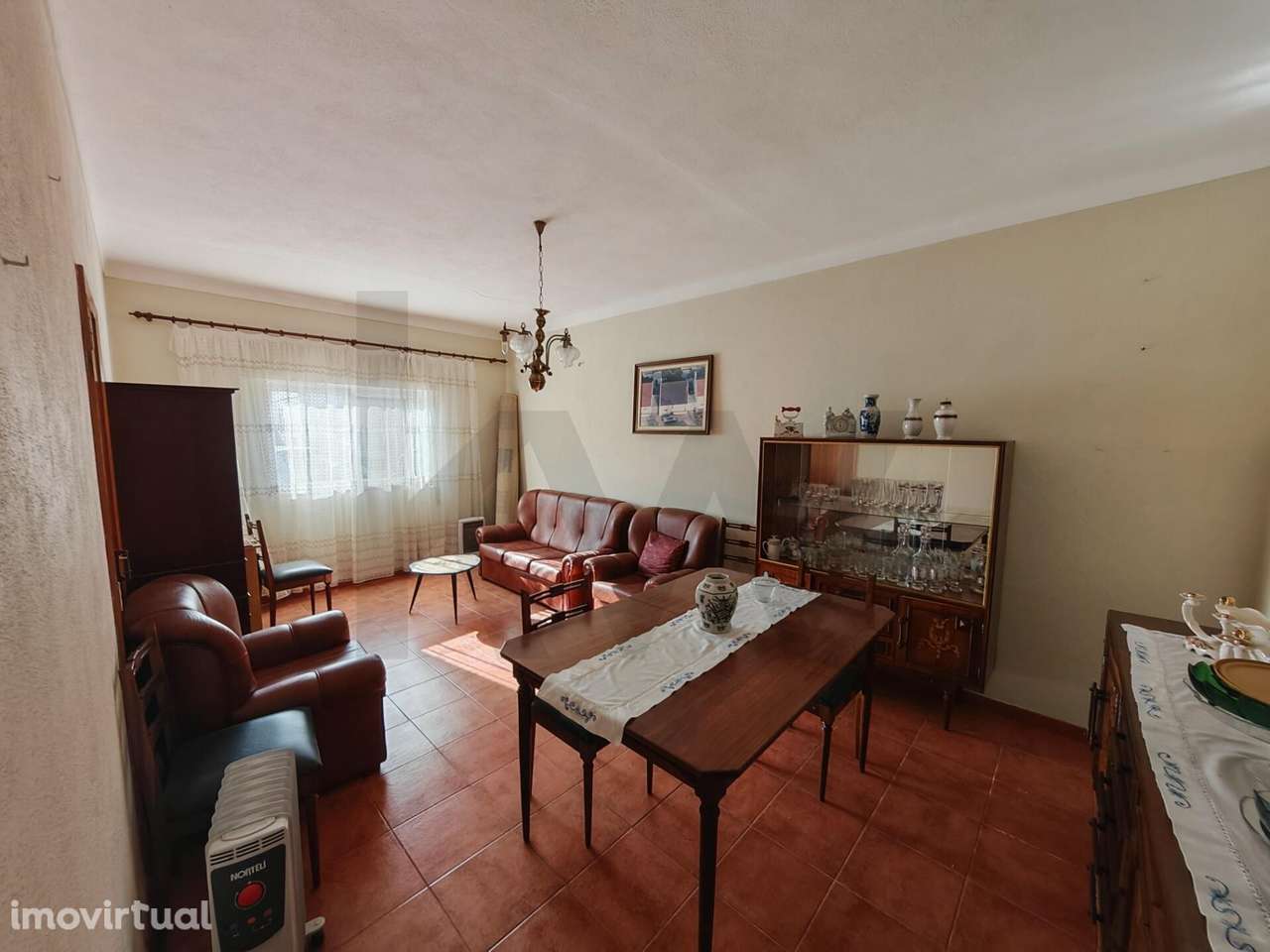 Moradia T3 no Tramagal, numa prestigiada localização da vila - Grande imagem: 2/31