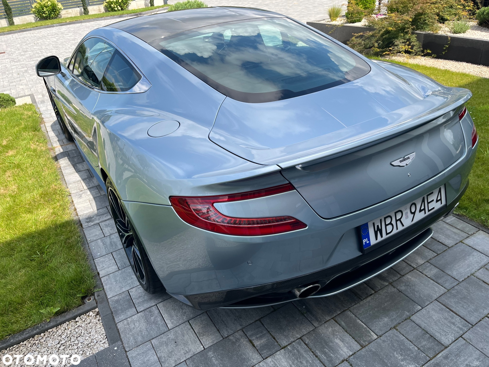 Aston Martin Vanquish - 10
