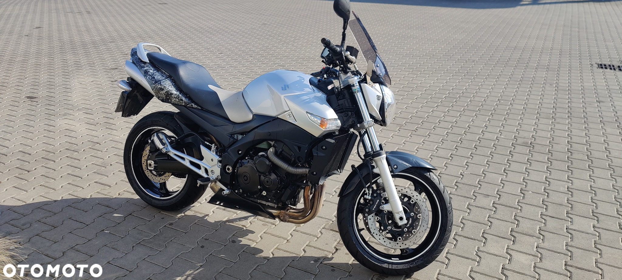 Suzuki GSR - 2