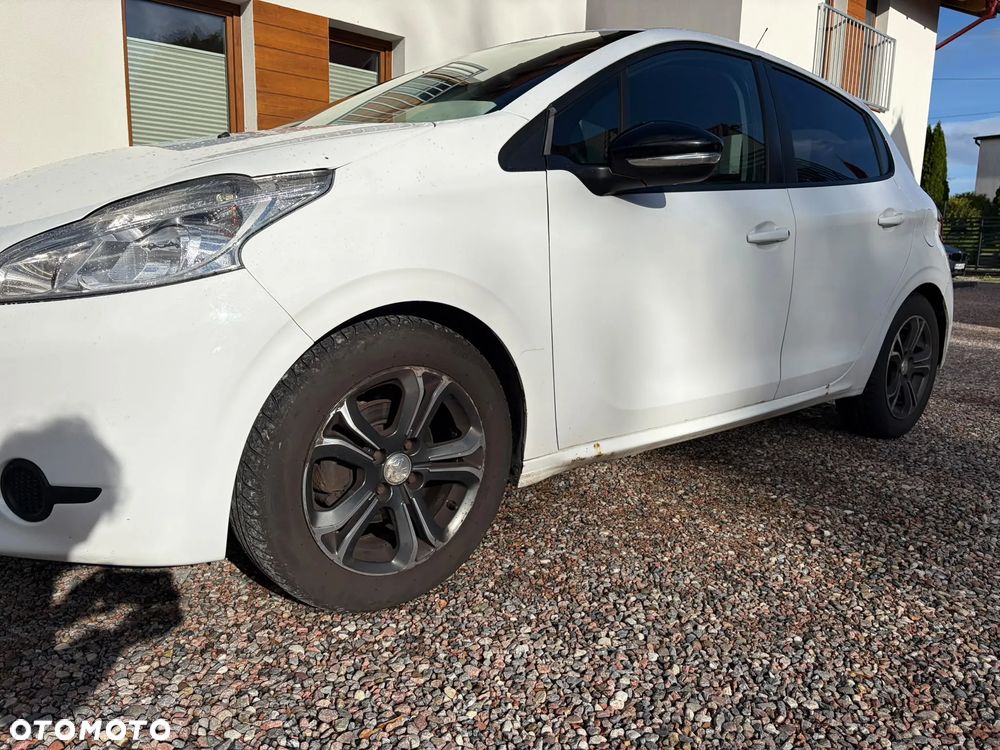 Peugeot 208 2013 photo 4