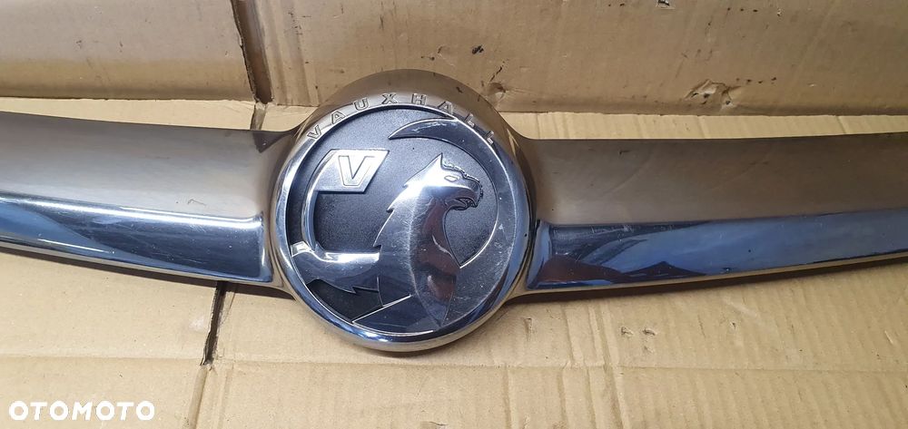 Listwa chrom grilla atrapy Opel Vivaro B 623824952R 93868861 - 3