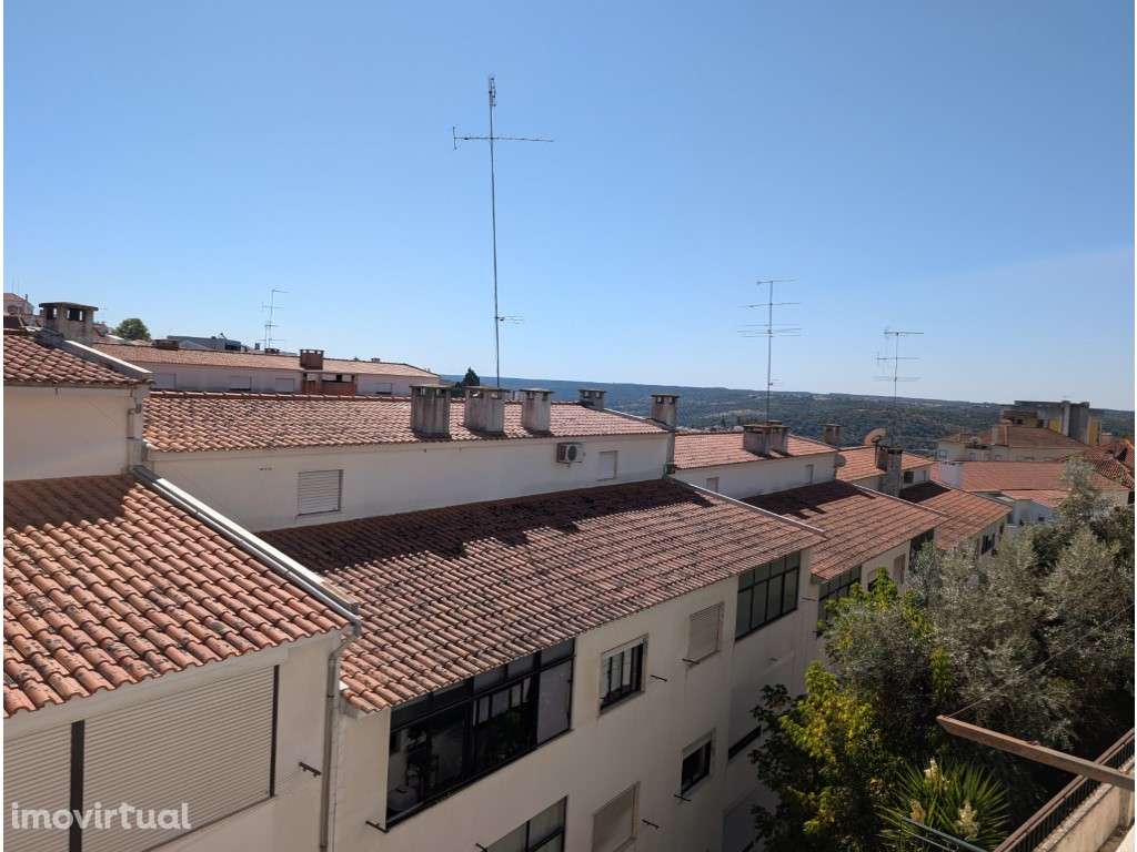 Para investimento c/ CAPITAL PRÓPRIO: T2 com páteo Abrantes - Grande imagem: 2/18