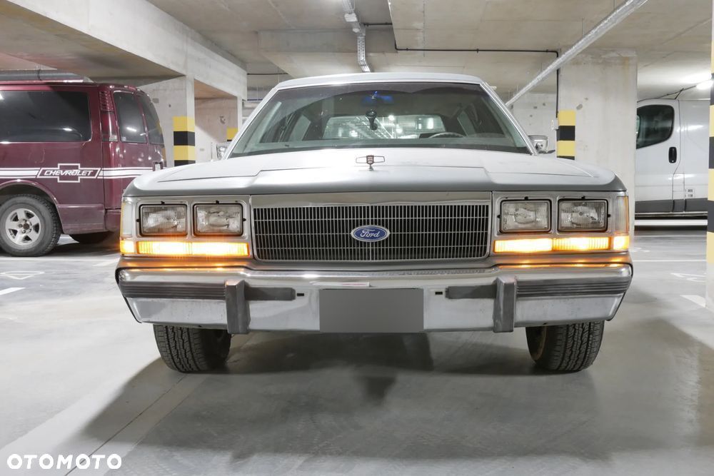 Ford Crown - 2